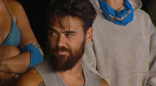 Survivor All Stars 26 martie 2024. Andrei Ciobanu îi bate obrazul lui Sorin Pușcașu, după gestul obscen pe care l-a făcut. Războinicul nu se lasă mai prejos și îi dă replica: „Alți cățeluși care latră pe acolo”