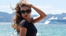 Femeia cu cele mai sexy picioare? De ce au vanat-o fotografii cand a aparut asa