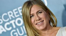 Cum arată fotografia care i-a înnebunit pe fanii lui Jennifer Aniston: ”Sper că Brad Pitt ți-a dat rochia jos”