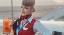 „Mă rog să te întâlnesc măcar o dată”. Stewardesa de o frumusețe ireală care nu poate trece neobservată