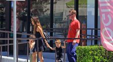 Dragostea pentru Brenda și cei doi copii l-au transformat complet! Macaulay Culkin, starul din „Singur acasă”, surprins de paparazzii când își lua băieții de la grădiniță