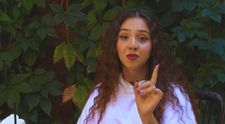 VIDEO BiBi a învățat poziția corectă la volan de la un instructor profesionist