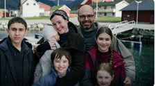 Cel mai atrăgător actor din România, de nerecunoscut, cu chelie și ochelari de tătic. Reacția fanelor: ”E frumos oricum”