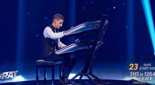 Românii au talent 2022 - semifinala 2.  Emanuel Ion a primit aplauze în picioare. ”Îl ai pe Dumnezeu în viața ta” 