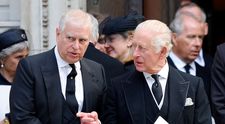Situație fără precedent în Familia Regală! Nici regele, nici Palatul Buckingham nu au fost informați în prealabil despre arestarea lui Andrew. Ce se întâmplă acum