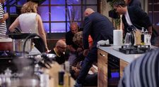 Momente de panică în Bucătăria MasterChef! Alessandro a leșinat, după ce s-a tăiat la unul dintre degete! Ce se întâmplă acum cu el: „Nu pot să mă uit la așa ceva!”