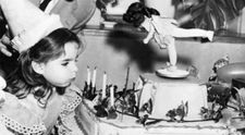 Fetița din imagine a ajuns una dintre cele mai mari artiste ale lumii și are o poveste fascinantă de viață! „Regina cabaretului” a împlinit 79 de ani