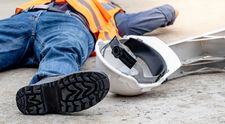 El este Mihai, românul abandonat pe câmp de angajatorul lui, după ce suferise un accident de muncă. Bărbatul a agonizat ore în șir