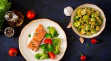 Somon in crusta de alune cu brocoli si conopida