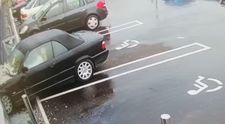 VIDEO | O șoferiță din Hunedoara a vrut să dea cu spatele și să iasă din parcare, dar a intrat prin geamul unui magazin
