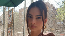 Nu a mai apărut de mult atât de îmbrăcată la plajă. Ținuta cuminte cu care Emily Ratajkowski și-a surprins fanii