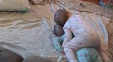 A crezut că bebelușii ei gemeni se uită la filmul preferat, dar micuții făceau cu totul altceva