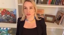 Marina Ovsyannikova, jurnalista care a afișat o pancartă anti-război la TV, plasată în arest la domiciliu