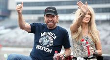 Chuck Norris, la piscină cu soția lui. Cum arată Gena O’Kelley la 60 de ani