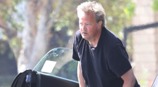 Matthew Perry, îmbrăcat sărăcăcios, dar la volanul unui bolid de 145.000 de dolari