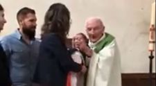 Un preot starneste controverse puternice dupa ce imaginile in care palmuieste un bebelus au devenit publice