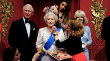 Statuia de ceară a Regelui Charles III de la Muzeul Madame Tussauds, vandalizată cu tort