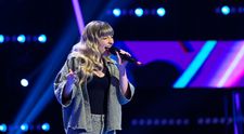 Chiar dacă nu a întors niciun scaun, Ilona Necula a cucerit inimile publicului de la Vocea României cu interpretarea sa. Horia Brenciu: „Rugămintea noastră este să vii și anul viitor!”