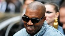 Kanye West, pus la zid pentru că și-a expus noua colecție de haine în saci de gunoi: 