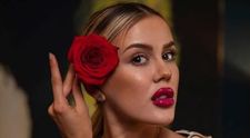 Emily Burghelea ne învață să facem selfie-uri