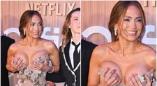 Inevitabilul s-a întâmplat: rochia i-a creat probleme chiar în fața paparazzilor! Ipostaza în care a fost fotografiată Jennifer Lopez