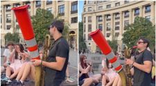Raluka și WENZL McGowen, moment muzical spontan pe străzile din București. Artistul american, cunoscut pentru „traffic cone saxophone”, a vizitat România