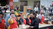 Masterchef, 30 septembrie. Un concurent încearcă să cumpere un kil de cartofi, din Obor, cu 1000 de euro! A fost nevoie și de intervenția medicului: ”S-a tăiat dom doctor! De ce nu te tratezi singur, tată?”
