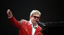 Care e singurul program TV pe care Elton John îl urmărește de Crăciun