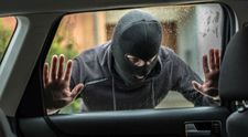 Un hoţ a adormit în maşina din care a furat mai multe bunuri. Ce reacție a avut în fața polițiștilor