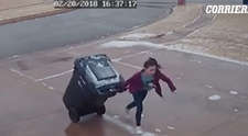 Ce se intampla cand ai 40 de kg si incerci sa cari un tomberon pe gheata :)) VIDEO