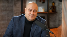 Prima reacție a lui Șerban Huidu, după ce a fost acuzat de hărțuire. Realizatorul TV ar fi trimis mai multe „mesaje dubioase”, ani la rând, unei alte prezentatoare: „A fost doar acest mesaj public”