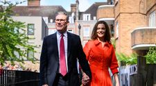 Cine este Keir Starmer, noul prim-ministru al Marii Britanii. Împreună cu soția sa, Victoria, intră în reședința oficială din Londra de pe Downing Street