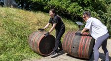 Trădătorii, 27 noiembrie 2025: Concurenții trebuie să rostogolească butoaie grele pentru a câștiga 15.000 de euro. Ce dificultăți întâmpină pe traseu