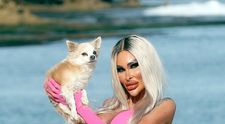 Apariție sinistră la plajă. “Regina operațiilor estetice”, surprinsa în costum de baie alături de cățelul ei