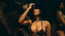 Excentrica Halsey a renunțat definitiv la haine! Cum apare în noul ei clip