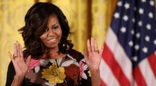 Michelle Obama arata senzational intr-o pereche de pantaloni albi, scurti. Fosta Prima Doamna s-a relaxat la plaja
