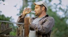 A baut, oare, atata alcool? Adrian Vancica, interpretul lui Celentano, a consumat la filmari 400 de litri de bauturi. Adevarul despre ce era in sticle