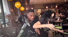 Doi influenceri, loviți grav de o mașină în timp ce se aflau la masă într-un restaurant. Cum s-a petrecut incidentul VIDEO