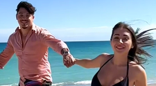 Bogdan de la Ploiești și Nicole Cherry, surprinși în timp ce se țineau de mână la malul mării