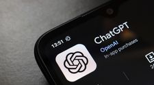 O femeie s-a căsătorit cu un avatar AI pe care l-a creat cu ChatGPT, după ce a trecut printr-o despărțire dureroasă: „Îmi fac griji că într-o zi ar putea dispărea”