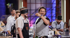 Echipa pierzătoare, din nou în bucătăria Masterchef, pentru proba de degustat. Concureții trebuie să ghicească, legați la ochi, preparatul de sub cloș. Cine le strică socotelile.  ”După alegerea Yasminei, a venit potopul culinar”