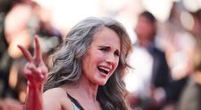 Frumusețe naturală la Cannes: Andie MacDowell, la 67 de ani: nevopsită, nebotoxată și cu un machiaj discret pe covorul roșu