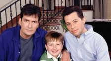 Charlie Sheen: Doi Barbati si Jumatate este un serial blestemat. Cum a reactionat actorul dupa ce serialul a fost numit o mizerie 