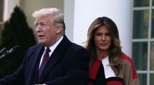 ”De groază”! Melania Trump a împodobit Casa Albă cu brazi roșii, iar reacțiile au fost pe măsură