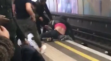 Imagini socante cu doi tineri in stare de ebrietate care au cazut in fata unui metrou din Londra
