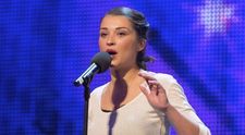 Nu avea pic de incredere in vocea ei, iar cand a vazut reactia juriului, a izbucnit in plans. Talentul ei a ridicat toata sala in picioare