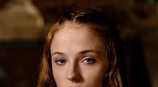 Mostenitoarea Casei Stark, blonda si plina de tatuaje. Noul ei look, o adevarata surpriza pentru fanii Game of Thrones
