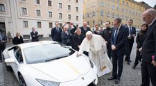 Ce a făcut Papa Francisc cu Lamborghini-ul primit cadou în toamna anului 2017. A sfințit bolidul, a semnat pe capotă, apoi gestul său a surprins pe toată lumea