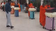 VIDEO Momentul în care 22 de călugări au fost prinși și arestați, după ce au vrut să se urce în avion cu 110 kilograme de droguri
