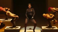 Rihanna a făcut un show incendiar. Cum și-a făcut apariția la noua colecție de lenjerie lansată de artistă la New York